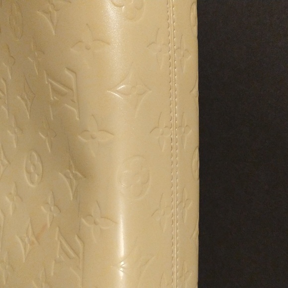 Authentic Louis Vuitton monogram Vernis Roxbury Drive cream handbag. - Picture 8 of 16